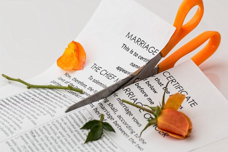 Pozew o rozwód – co powinien zawierać? Poradnik prawny