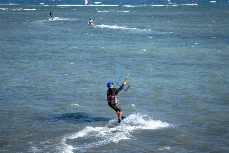 Dlaczego kitesurfing cieszy się tak dużą popularnością?