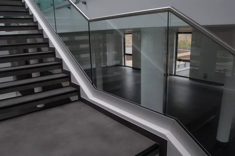 Balustrady całoszklane – maksymalna przejrzystość i styl