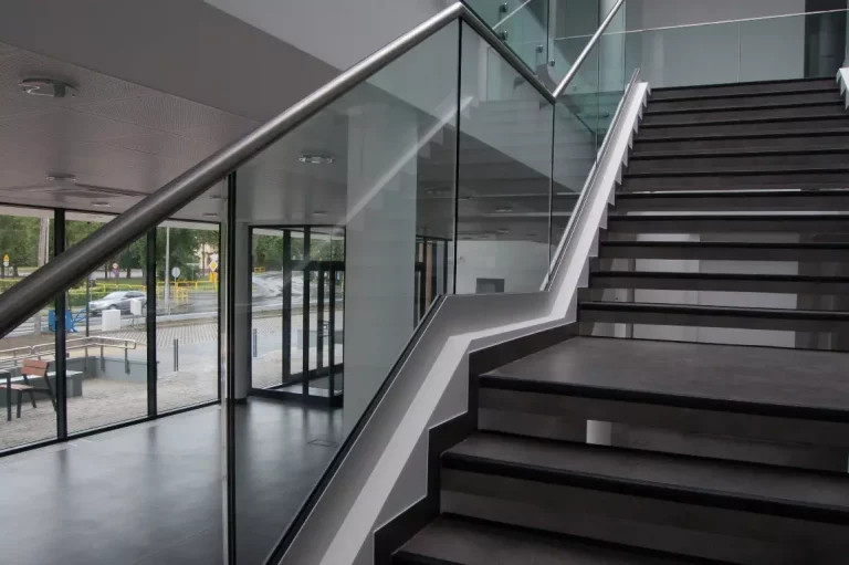 Balustrady całoszklane – maksymalna przejrzystość i styl