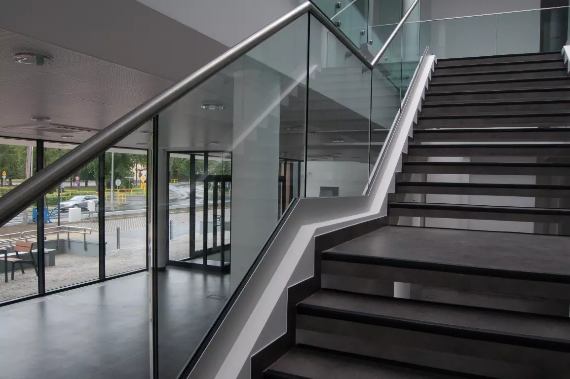 Balustrady całoszklane – maksymalna przejrzystość i styl