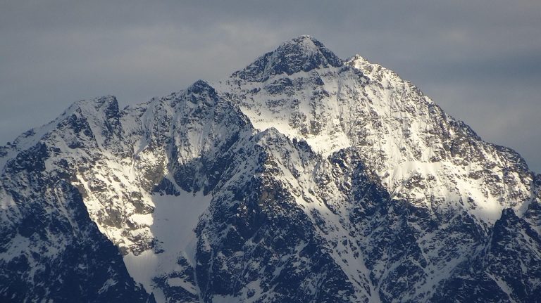 Top miejsca noclegowe przy krupówkach – gdzie luksus spotyka się z lokalnym klimatem