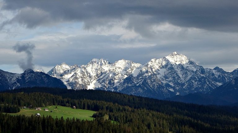 Top miejsca noclegowe przy krupówkach – gdzie luksus spotyka się z lokalnym klimatem