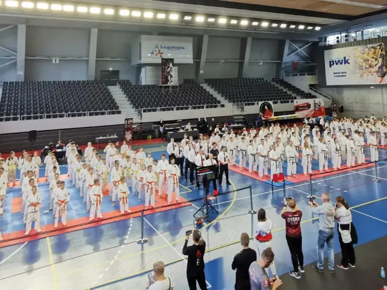 Przełam życiową rutynę – dlaczego karate dla dorosłych to najlepsza inwestycja w Twoje zdrowie i umysł?