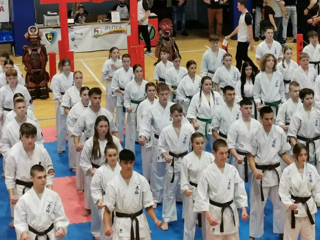 Przełam życiową rutynę – dlaczego karate dla dorosłych to najlepsza inwestycja w Twoje zdrowie i umysł?